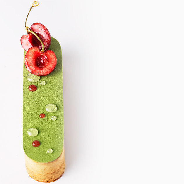 Cherry and matcha eclair by Saray Ruiz